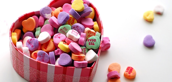 Wie viel Spaß, den Valentinstag zu feiern. Szenario für Schulkinder