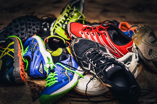 Wie man Schuhe (Turnschuhe) für das Laufen auf Asphalt und unwegsamem Gelände wählt