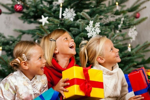 Wettbewerbe für das neue Jahr des Hahns 2017: Spiele und Aktivitäten für Familien, große Unternehmen, Firmenfeier, Kindergarten und Schule