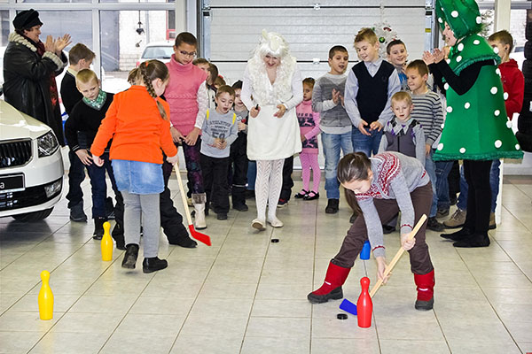Wettbewerbe für das neue Jahr des Hahns 2017: Spiele und Aktivitäten für Familien, große Unternehmen, Firmenfeier, Kindergarten und Schule