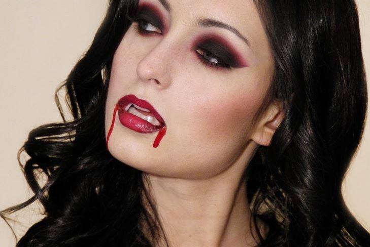 Vampir Kostüm für Halloween: Foto wie man seine eigenen Hände macht