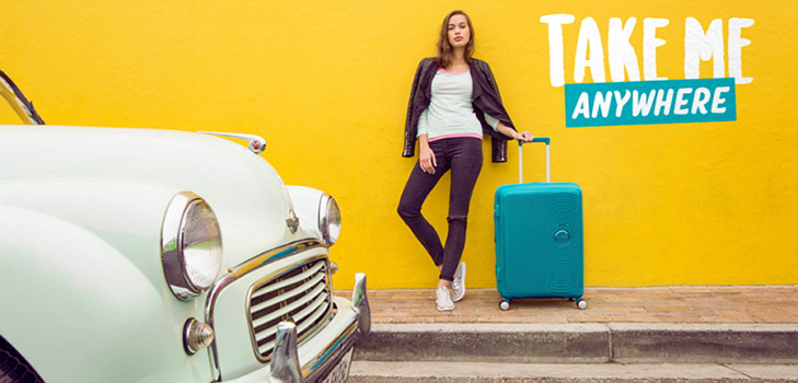 Sommer auf der Straße: helle Koffer American Tourister Soundbox