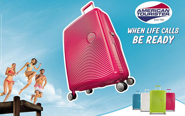 Sommer auf der Straße: helle Koffer American Tourister Soundbox