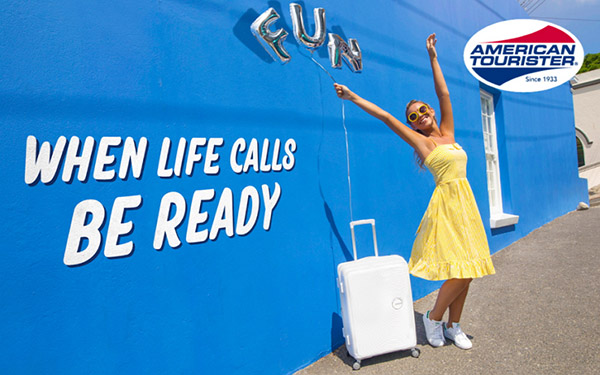 Sommer auf der Straße: helle Koffer American Tourister Soundbox