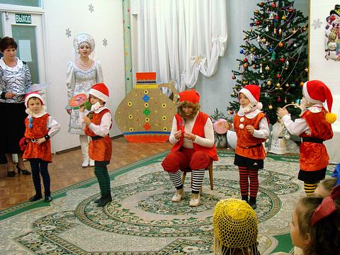 Kinder feiern das neue Jahr