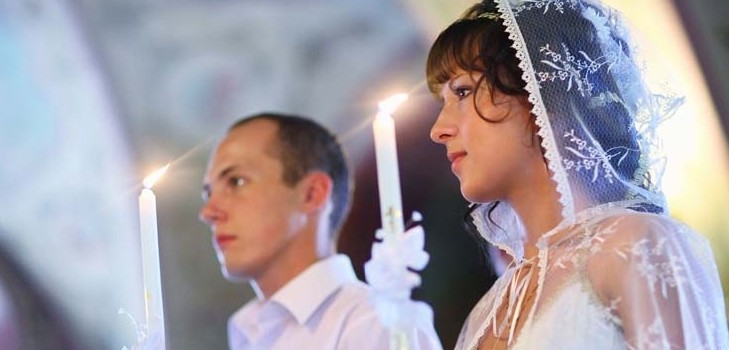 Hochzeitszeremonie in den orthodoxen und katholischen Kirchen