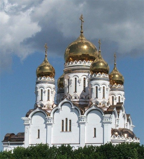 Hochzeitszeremonie in den orthodoxen und katholischen Kirchen