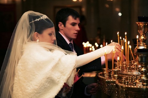 Hochzeitszeremonie in den orthodoxen und katholischen Kirchen