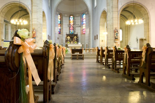 Hochzeitszeremonie in den orthodoxen und katholischen Kirchen