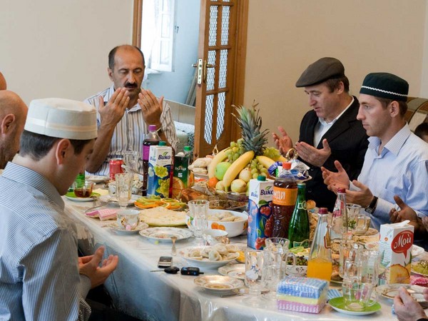 Herzlichen Glückwunsch von den Muslimen von Uraza Bayram im Juli