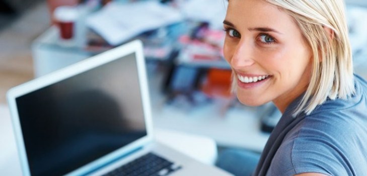 Das Mädchen in der Nähe des Computers