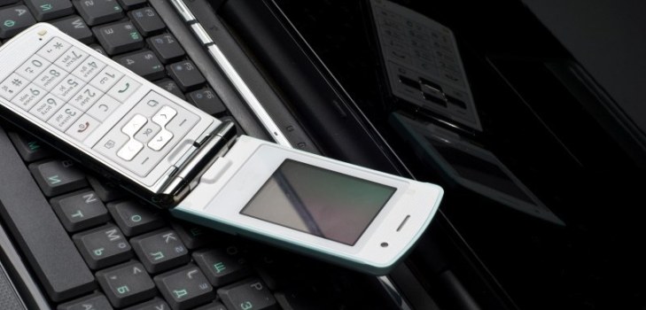 Telefon auf dem Laptop