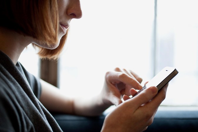 Mädchen mit Telefon