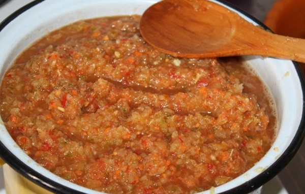 Adjika von Zucchini für den Winter: Schritt-für-Schritt-Rezepte der Rohling mit einem Foto