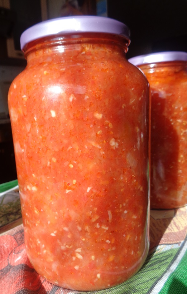 Adjika von Zucchini für den Winter: Schritt-für-Schritt-Rezepte der Rohling mit einem Foto