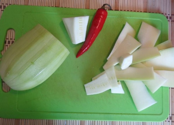 Adjika von Zucchini für den Winter: Schritt-für-Schritt-Rezepte der Rohling mit einem Foto