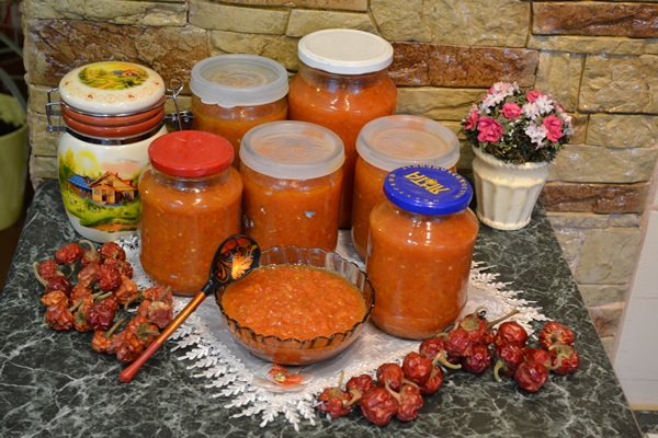 Adjika von Zucchini für den Winter: Schritt-für-Schritt-Rezepte der Rohling mit einem Foto