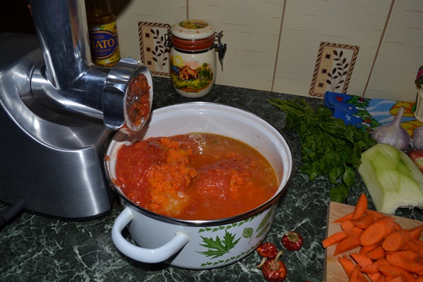 Adjika von Zucchini für den Winter: Schritt-für-Schritt-Rezepte der Rohling mit einem Foto