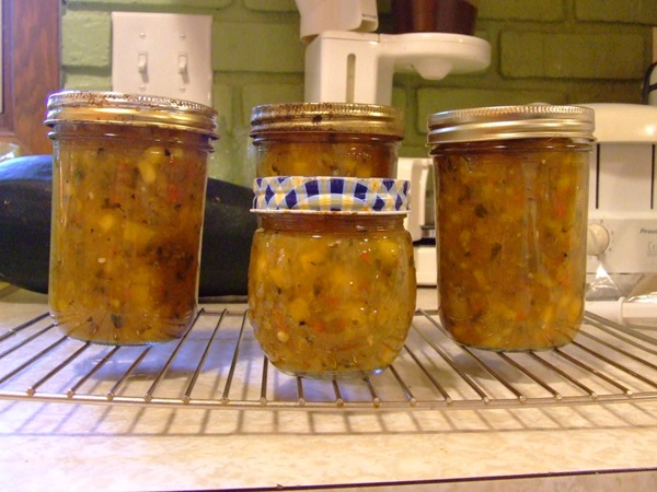 Adjika von Zucchini für den Winter: Schritt-für-Schritt-Rezepte der Rohling mit einem Foto