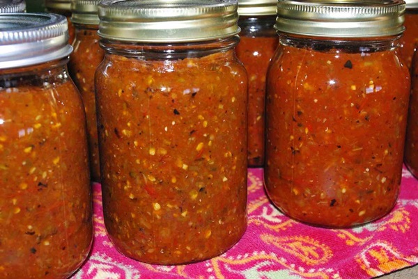 Adjika von Zucchini für den Winter: Schritt-für-Schritt-Rezepte der Rohling mit einem Foto