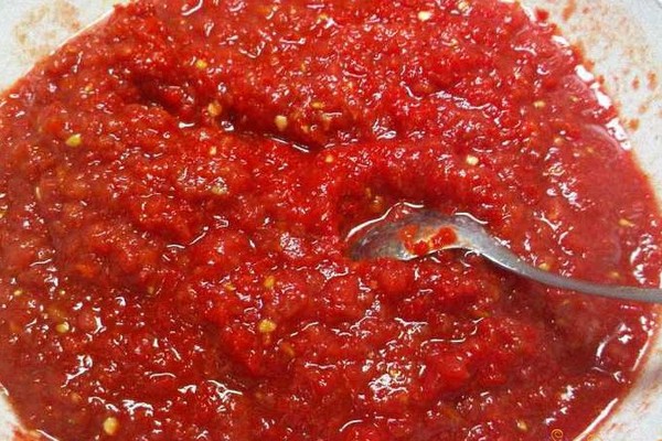Adjika aus Tomaten