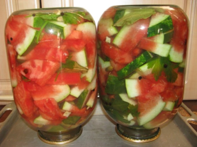 Wie man Wassermelonen für den Winter in Banken salzt Wie man Wassermelonen für den Winter in Banken salzt