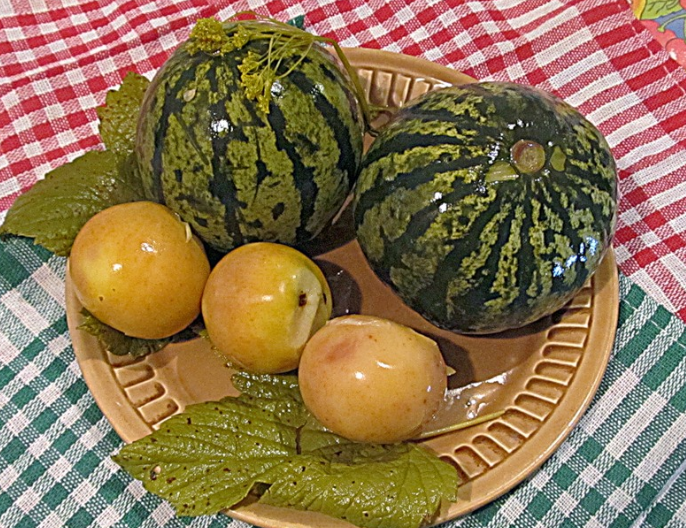 Salzen Wassermelonen für den Winter in Fässern Salzen Wassermelonen für den Winter in Fässern