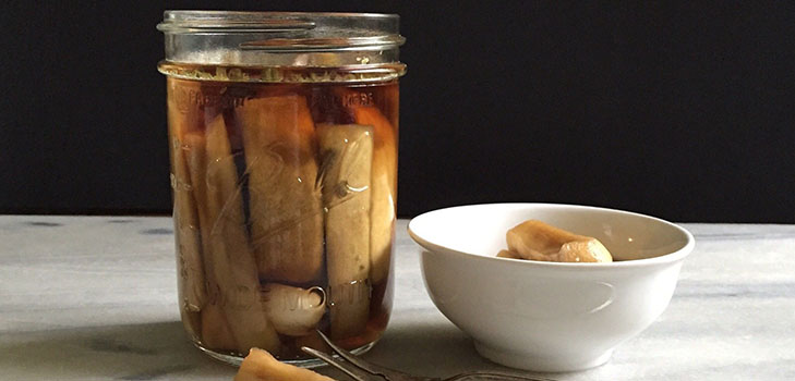 Auberginen als Pilze: Rezepte für die Ernte für den Winter mit rundenbasierten Fotos