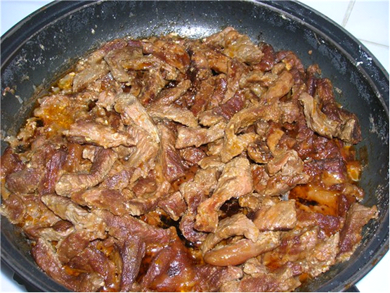 Beef Stroganoff in einer Pfanne