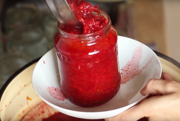 Borsch für den Winter in Dosen, Rezepte für Zubereitungen mit Rüben und Kohl, Tomatenmark und ohne es