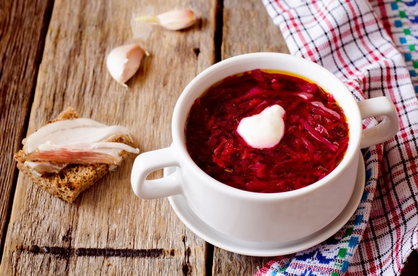 Borsch für den Winter in Dosen, Rezepte für Zubereitungen mit Rüben und Kohl, Tomatenmark und ohne es