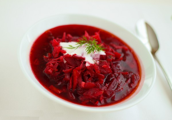 Borsch für den Winter in Dosen, Rezepte für Zubereitungen mit Rüben und Kohl, Tomatenmark und ohne es