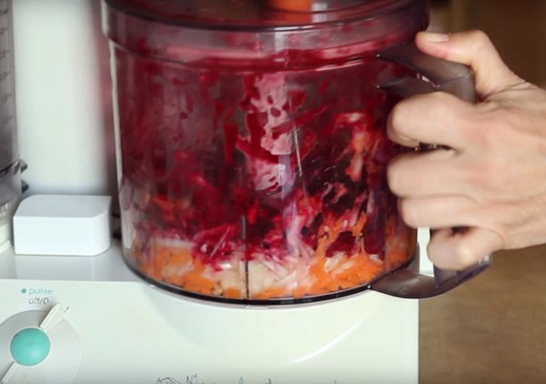 Borsch für den Winter in Dosen, Rezepte für Zubereitungen mit Rüben und Kohl, Tomatenmark und ohne es