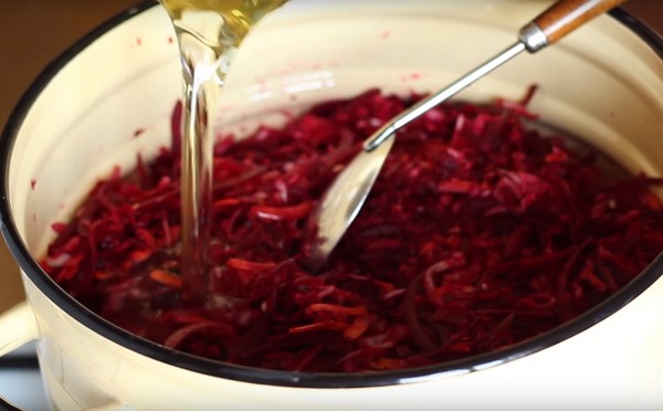 Borsch für den Winter in Dosen, Rezepte für Zubereitungen mit Rüben und Kohl, Tomatenmark und ohne es