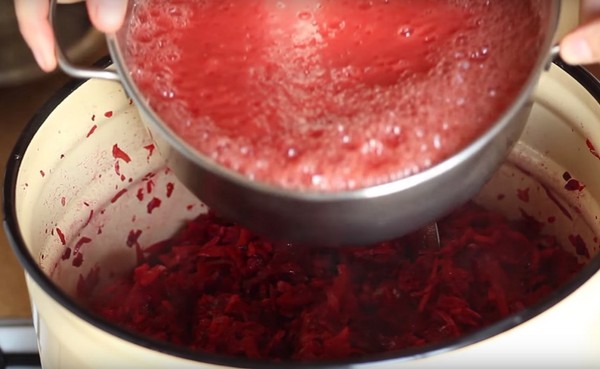 Borsch für den Winter in Dosen, Rezepte für Zubereitungen mit Rüben und Kohl, Tomatenmark und ohne es