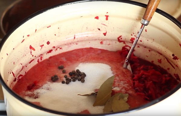 Borsch für den Winter in Dosen, Rezepte für Zubereitungen mit Rüben und Kohl, Tomatenmark und ohne es
