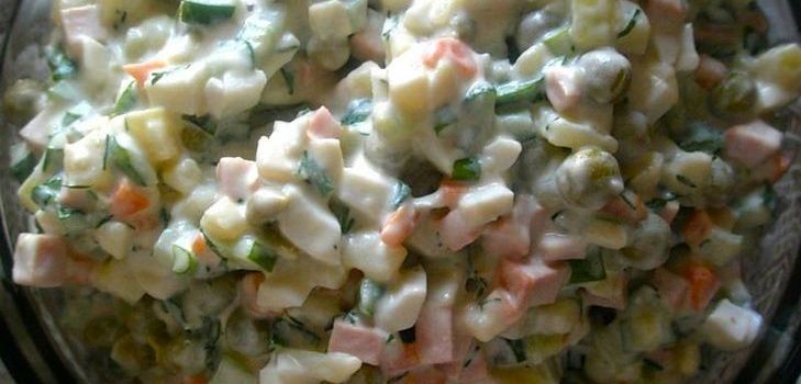 Salat mit Oliven. Und weißt du alles über ihn?