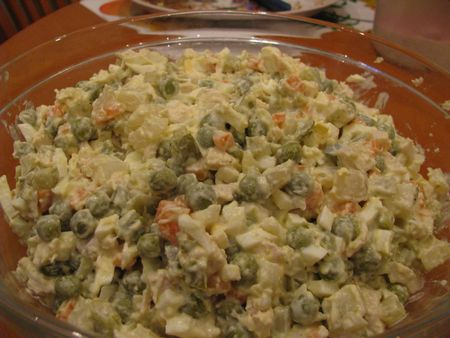 Salat mit Oliven. Und weißt du alles über ihn?