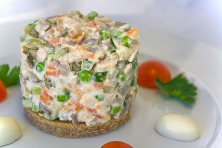 Salat mit Oliven. Und weißt du alles über ihn?