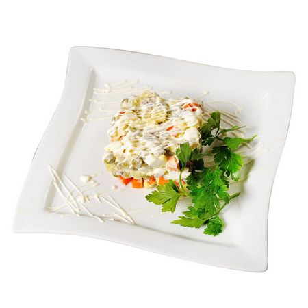 Salat mit Oliven. Und weißt du alles über ihn?