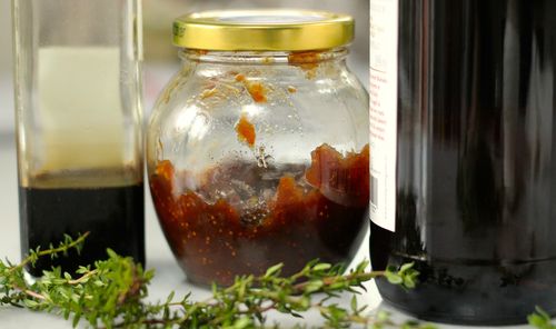 Hausgemachter Wein aus fermentierter Marmelade