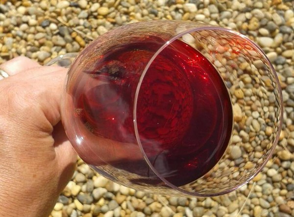 Hausgemachter Kirschwein, ein einfaches Rezept mit Wodka, ohne Hefe. Wie man Kirschwein zu Hause mit einem Handschuh macht