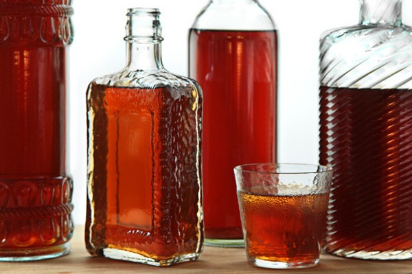 Hausgemachter Kirschwein, ein einfaches Rezept mit Wodka, ohne Hefe. Wie man Kirschwein zu Hause mit einem Handschuh macht