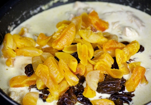 Joghurt mit Pflaumen und getrockneten Aprikosen