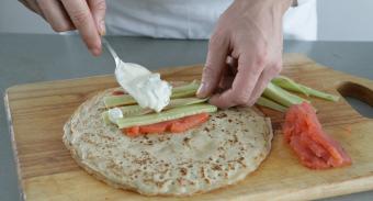 Kochgeheimnisse: Rezepte für die leckersten gefüllten Pfannkuchen mit Fotos und Videos