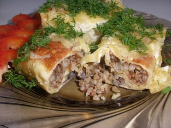 Kochgeheimnisse: Rezepte für die leckersten gefüllten Pfannkuchen mit Fotos und Videos