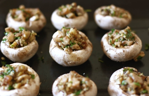 Wie man gefüllte Pilze im Ofen macht Foto eines Rezepts von gefüllten Pilzen im Ofen