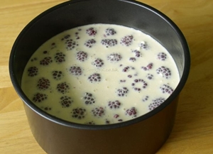 Foto eines Rezepts eines leckeren hochroten Kuchens