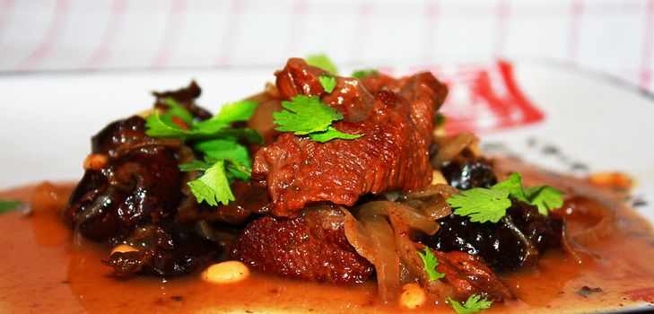 Rezept für Rindfleisch mit Pflaumen im Multivark - Schritt für Schritt mit dem Foto
