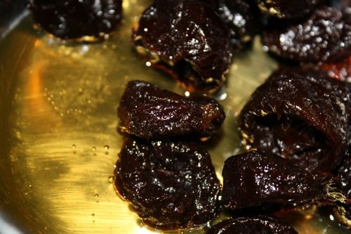 Rezept für Rindfleisch mit Pflaumen im Multivark - Schritt für Schritt mit dem Foto